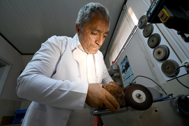 "Siyah inci" ustasının ellerinde şekilleniyor